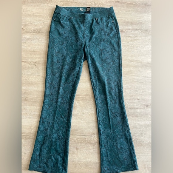DG2 Diane Gilman pull on pants snake print Fitted SZ M - Picture 2 of 8